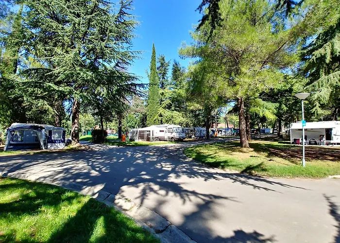 مكان تخييم Adria - Pitches